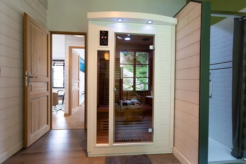 Salles de bain équipées de cabine sauna privative SPA - Les Maisons de Victoire en Bretagne